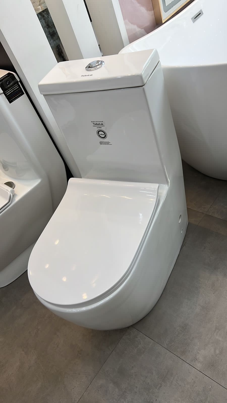 Compact Modern One-Piece Toilet – Dual-Flush 3/6L, Soft-Close Seat, Gloss White